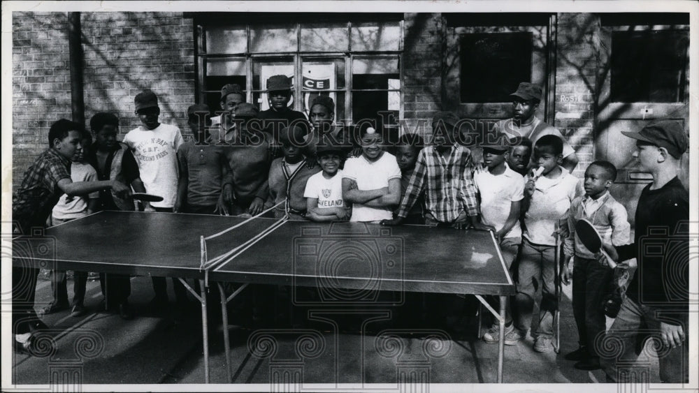 1969 Press Photo Ron Davis vs Paul Klypchak-Police Athletic League ping pon game - Historic Images