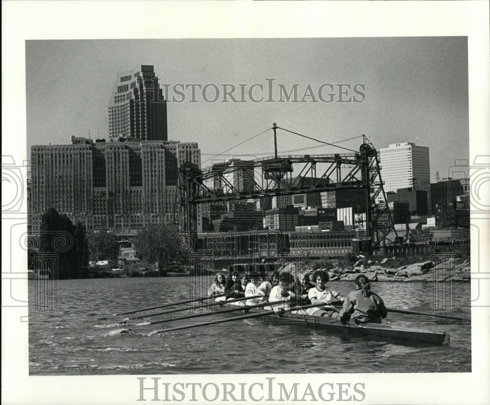 1988 Press Photo Women crew members along the Cuyahoga River during practice - Historic Images