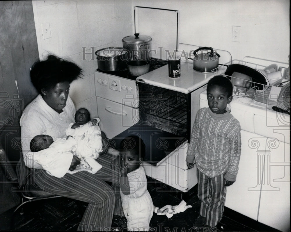 1971 Press Photo Garden Valley apartment-Mrs Williams family - Historic Images