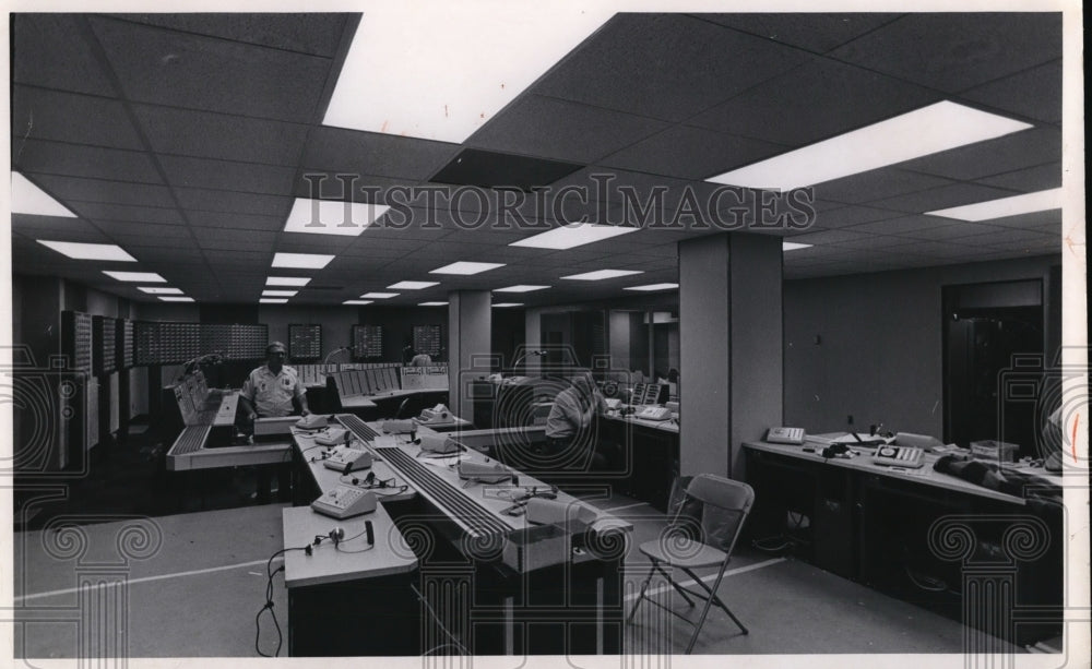 1970 Press Photo Cleveland Police Radio Center - Historic Images