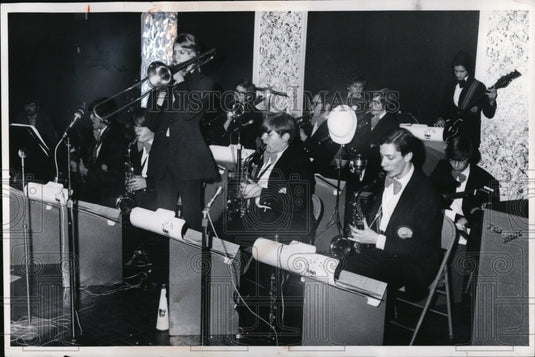 1974 Press Photo The Crewmen-Fountaine Bleau Party Center - Historic Images