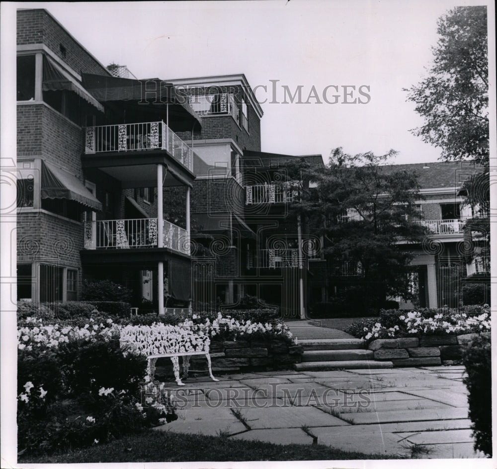 1962 Press Photo Apartment Terrace-19801 Van Aken - Historic Images