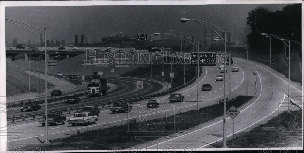 1968 Press Photo I-71 Northbound lanes open to Cleveland from W25th St. - Historic Images