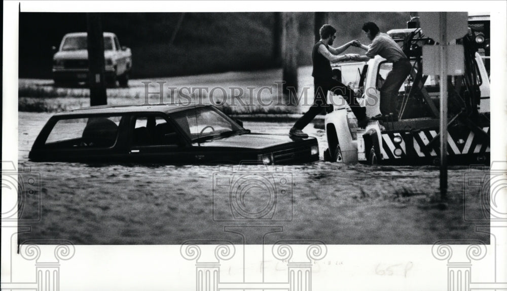 1989 Press Photo Brooklyn Heights flood situation-truck driver helps car driver - Historic Images