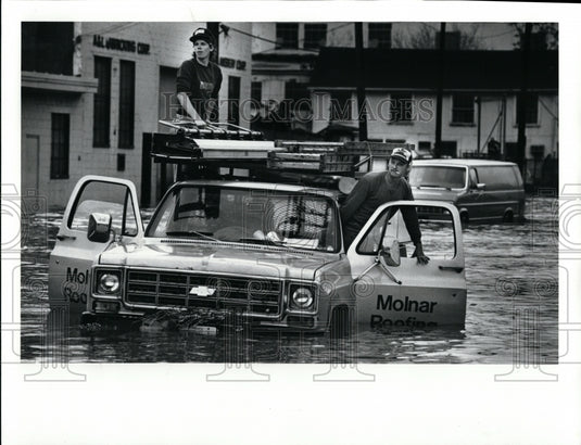 1989 Press Photo Molnar Roofing car-Jennings Road Cleveland Ohio flood - Historic Images