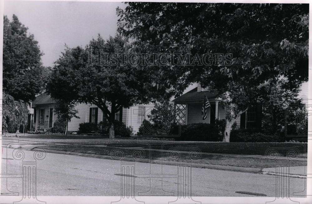 1963 Press Photo Lestock home with the hanging American flag-Rocky River - Historic Images