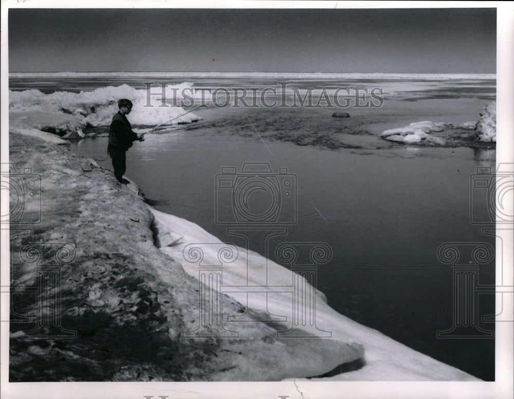 1967 Press Photo Turkey Creek&#39;s Ohio 100 yards from PA. Lake Erie fishing - Historic Images