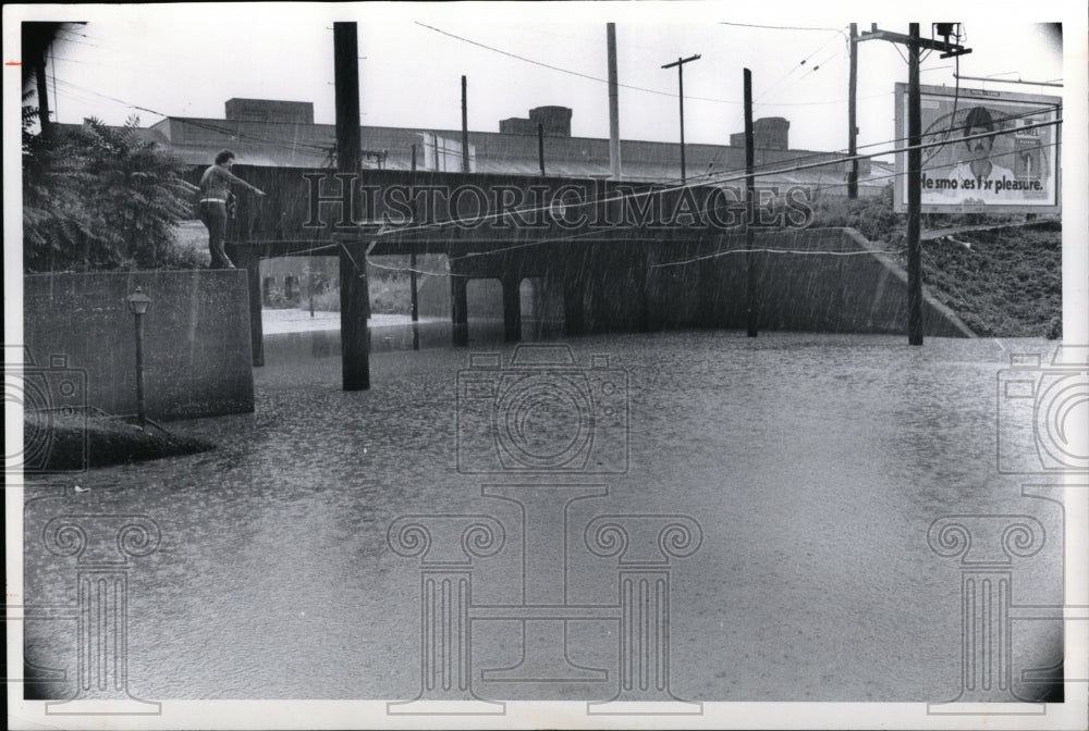 1975 Press Photo Euclid Avenue, Ohio flood scene - Historic Images