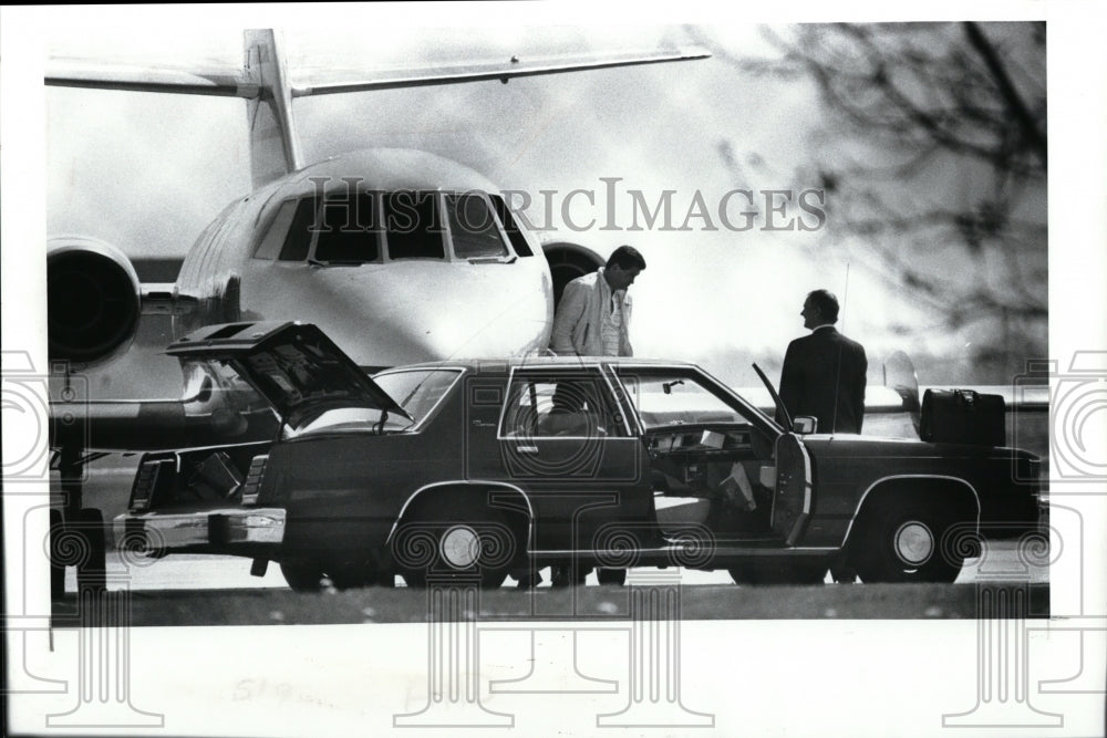 1989 Press Photo Agent leaves plane seized at Van Duzen air hangers - Historic Images