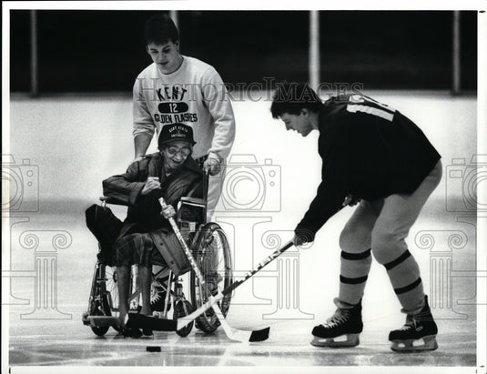 1989 Press Photo Sarah Newman enjoys hockey with Tim Evans and Steve Broderick - Historic Images