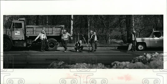 1987 Press Photo Cuyahoga County Crew, Cedar Road-highway  repair - Historic Images