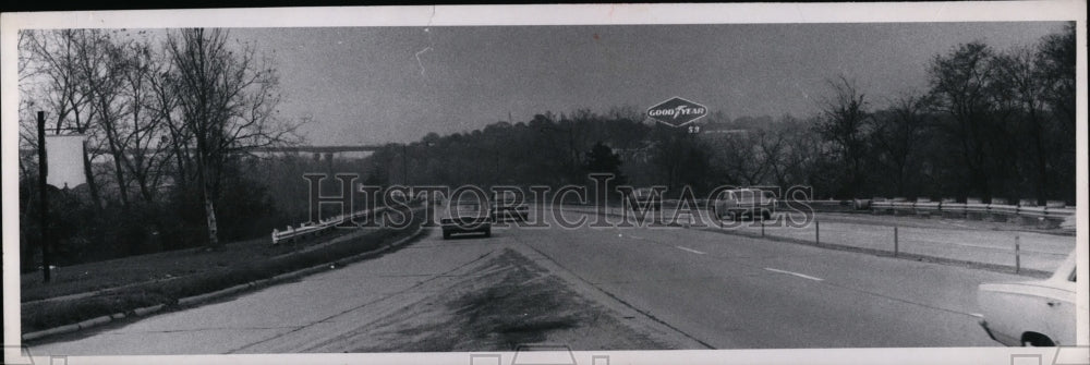 1973 Press Photo Goodyear sign from Willow Freeway - Historic Images