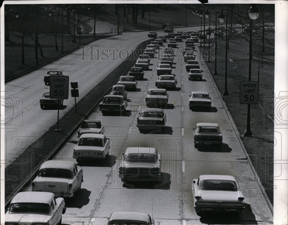 1963 Press Photo Memorial Shoreway-homeward bound - Historic Images