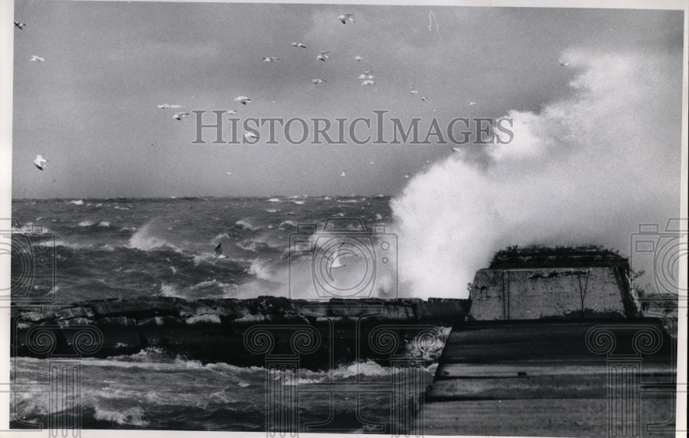 1973 Press Photo Waves hit breakwall at Edgewater Park - Historic Images