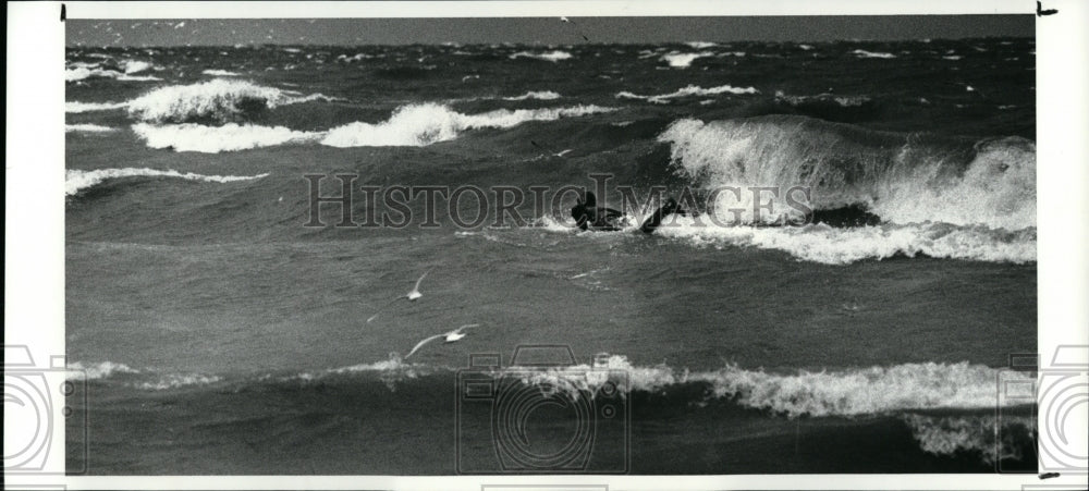 1987 Press Photo Surf Boarding-Edgewater Park, Lake Erie - Historic Images