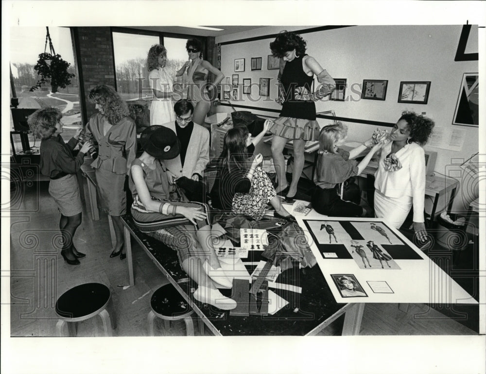 1988 Press Photo Kent State student of the fashion school - Historic Images