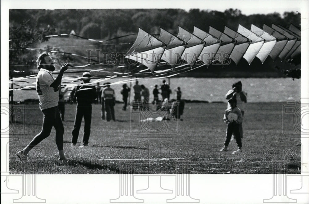 1989 Press Photo Ohio Society for the Elevation of Kites-Dan Buxton - Historic Images