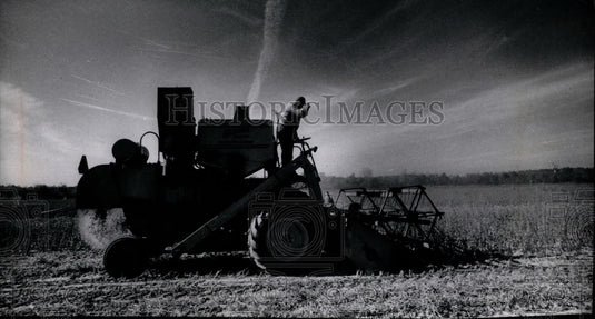 1973 Press Photo Dairy farmer, Raymond Gunkleman-Soybean harvesting - Historic Images