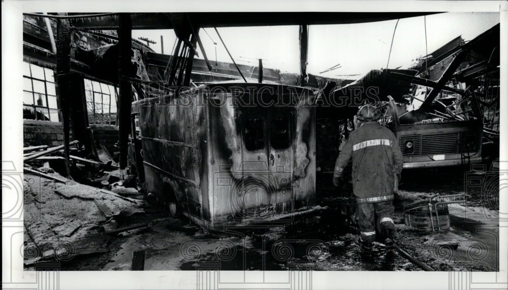 1989 Press Photo Fireman at the Hamilton Cleveland fire damaged building - Historic Images