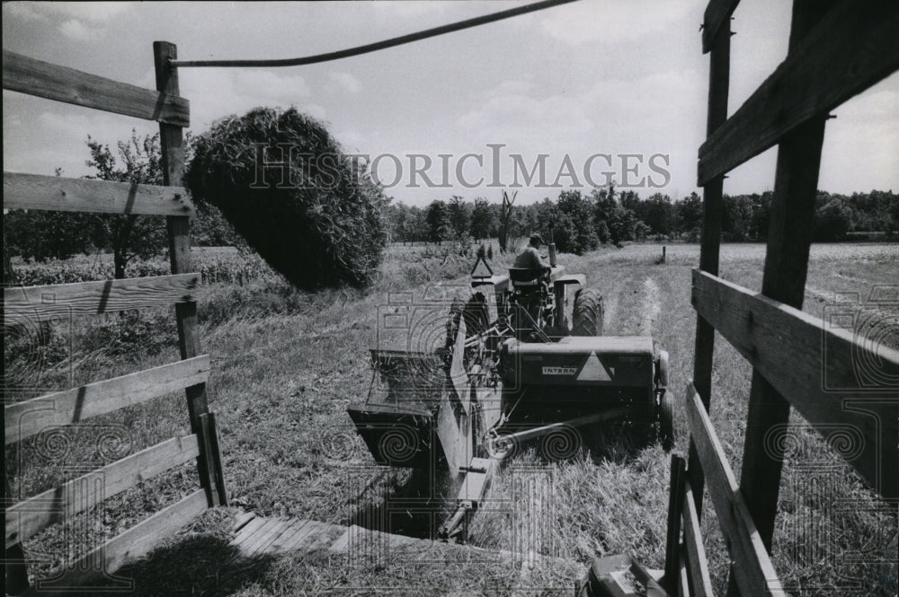 1970 Press Photo Timmons Farm-farmer working on bile of hays - Historic Images