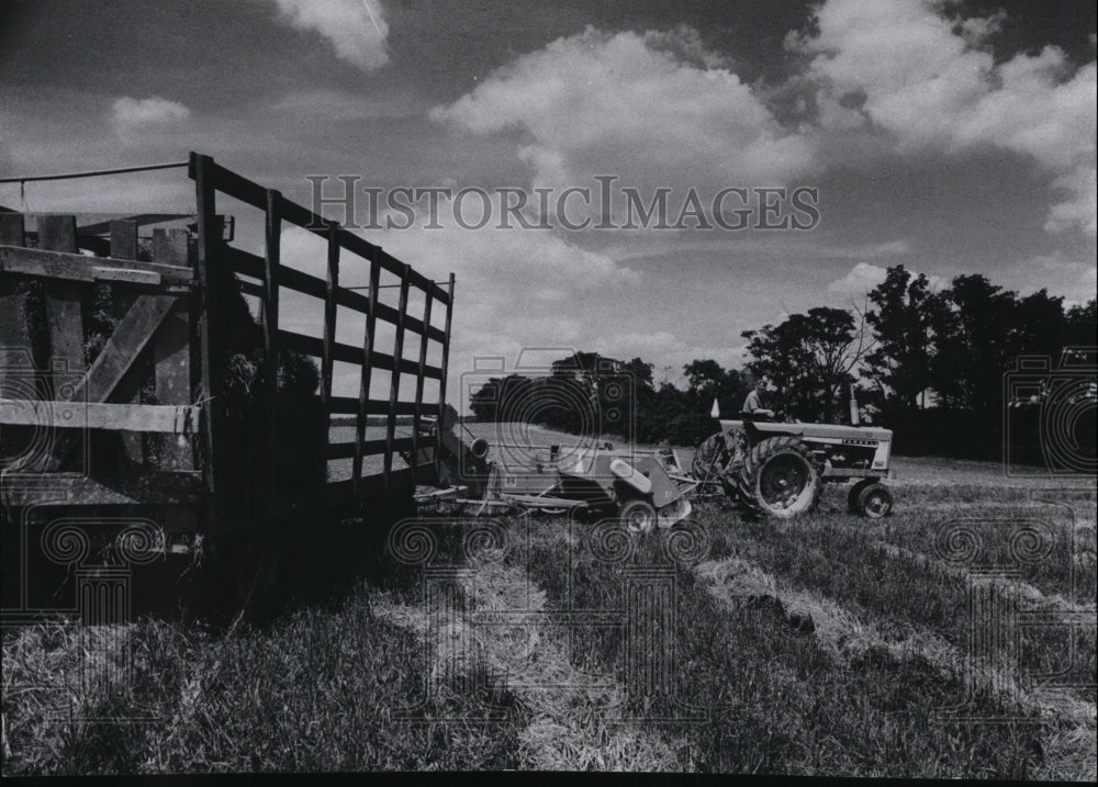 1970 Press Photo Tractor in the farm - Historic Images