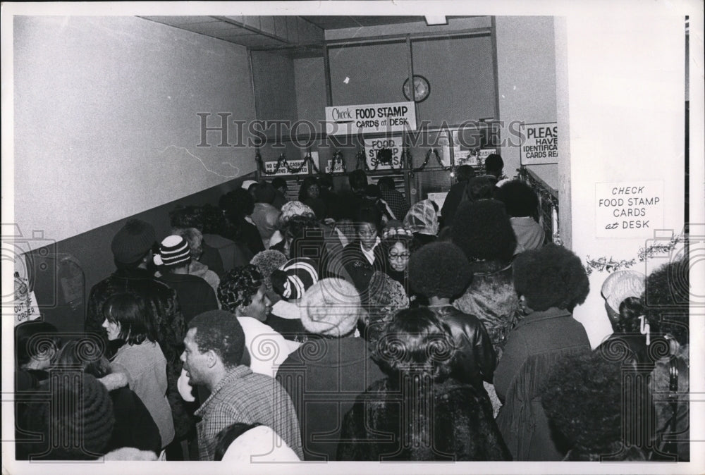 Press Photo The long wait for help to make a little food affordable - Historic Images