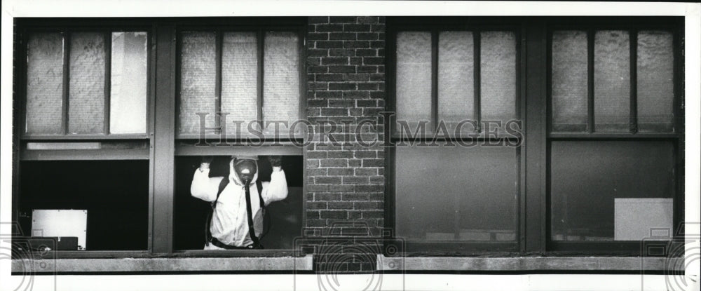 1989 Press Photo Hazardous Material team-during the fire at GSX laboratory - Historic Images