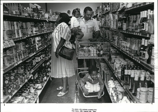 1988 Press Photo Harcourt King and family-The Food Coop - Historic Images