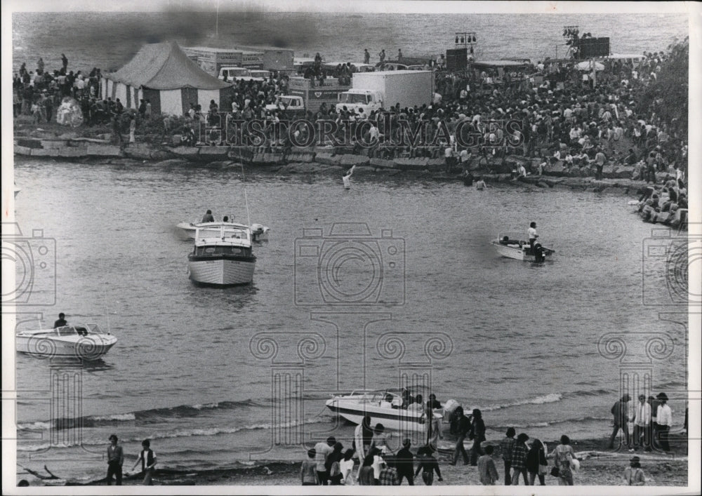 1972 Press Photo Egdewater Rock Festival - Historic Images