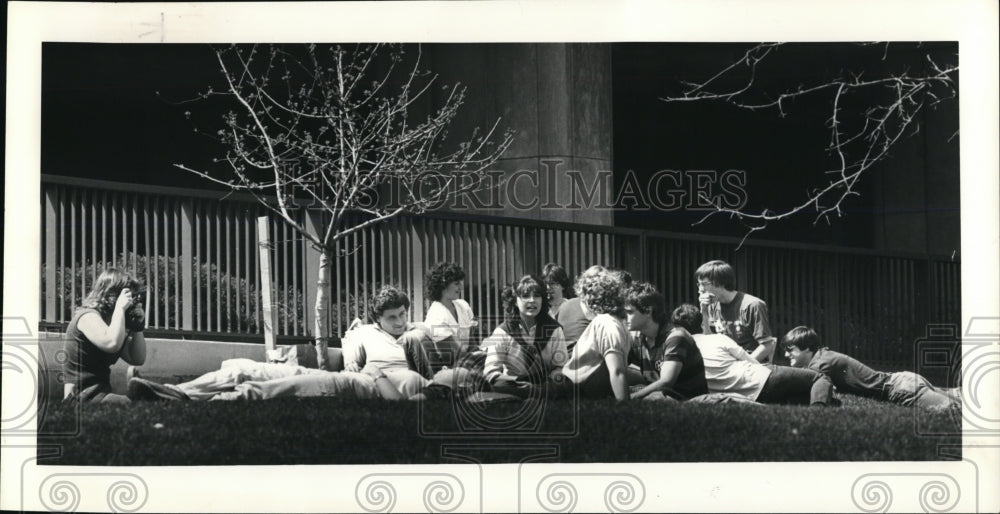 1982 Press Photo Cleveland State University students - Historic Images