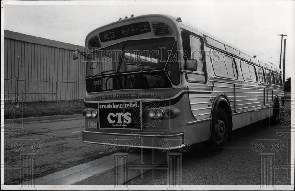 1975 Press Photo CTS Bus stuck on Berea Bridge - Historic Images