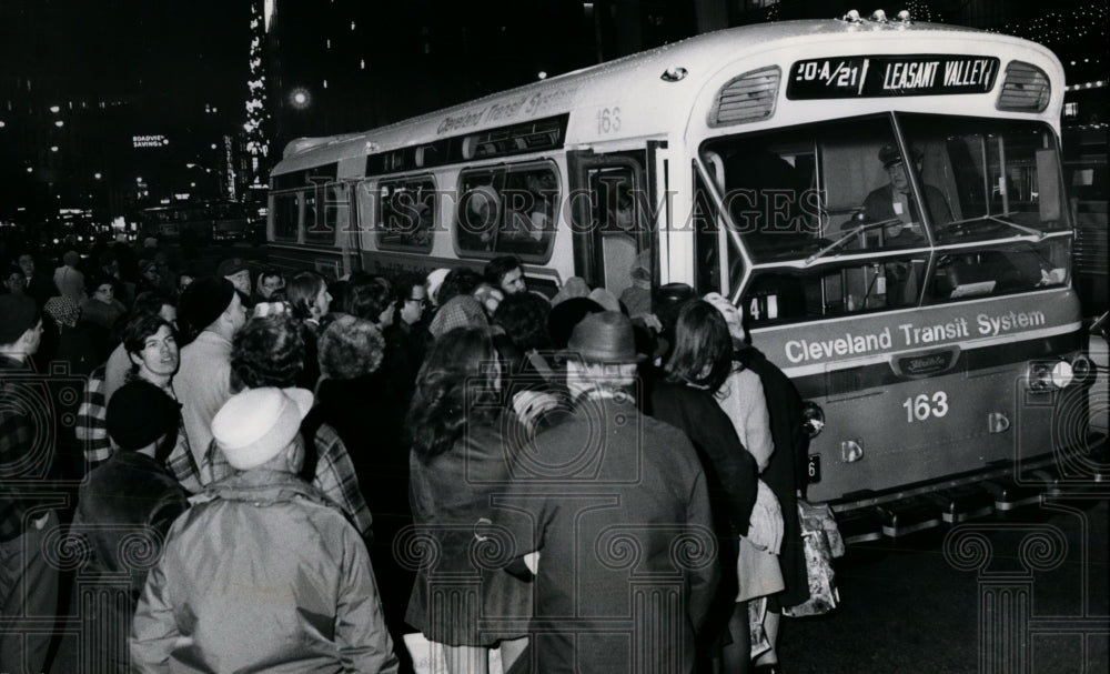 1971 Press Photo Passengers boarding Cleveland Transit Ssystem bus - Historic Images