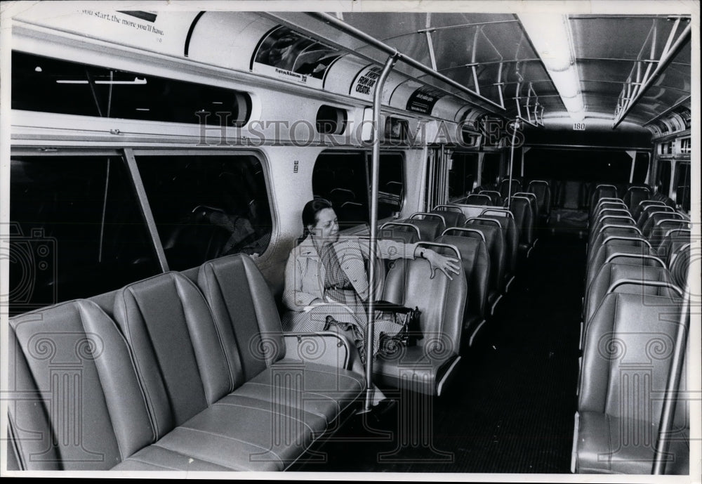 1971 Press Photo Stella G. White aboard new CTS air conditioned bus - Historic Images