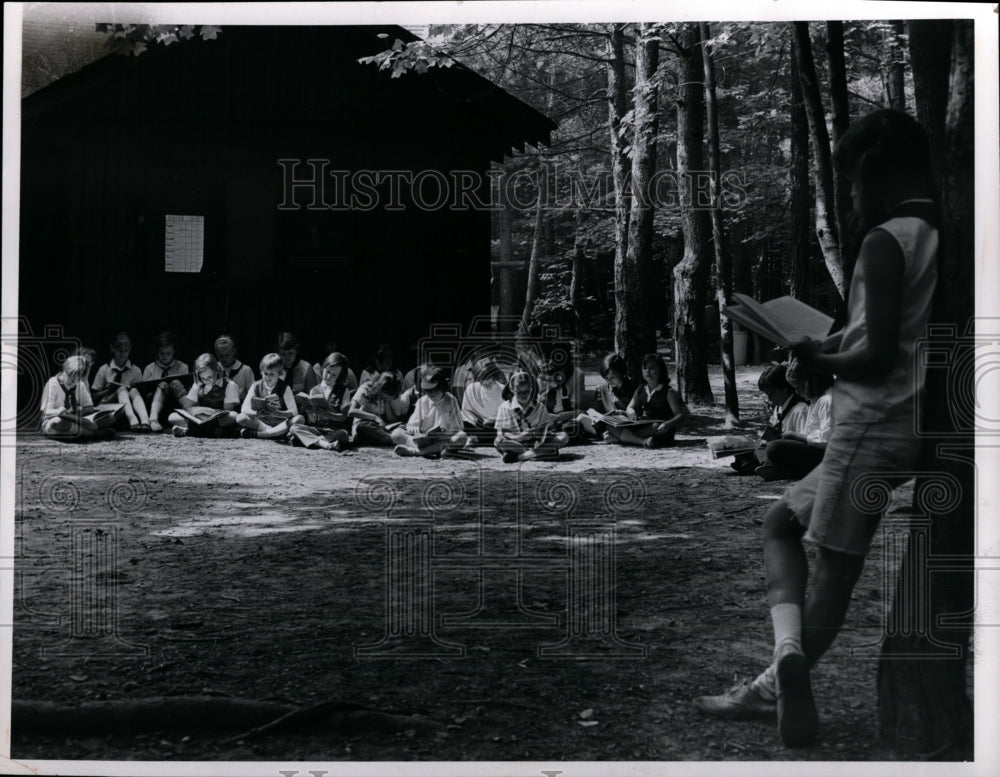 1966 Press Photo Dakoman Camp-north Chagrin Reservation Blue Birds and camp fire - Historic Images