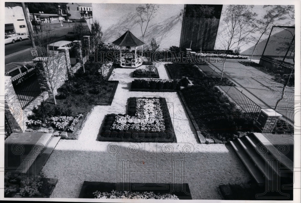 1974 Press Photo Bonne Bell Inc gardens-Mame Bell, Detroit Avenue, Lakewood - Historic Images