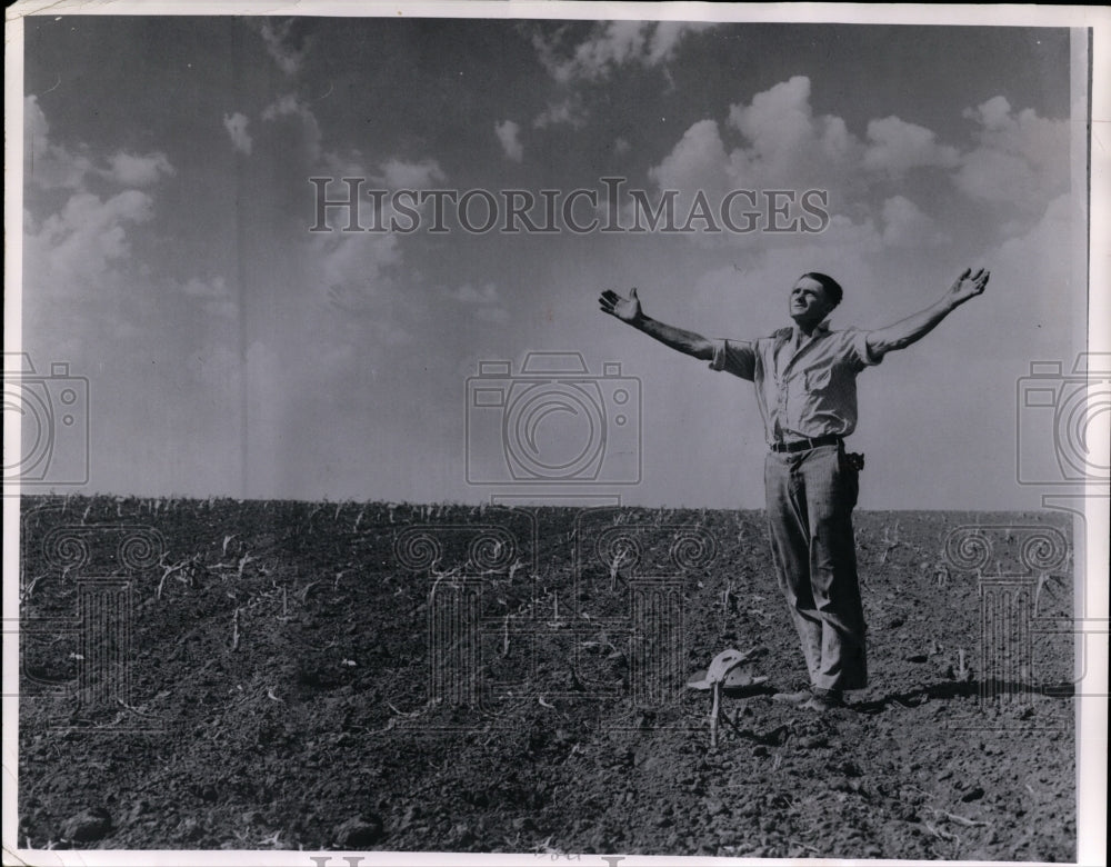 1960 Press Photo A despair man during drought in a dry farm - Historic Images