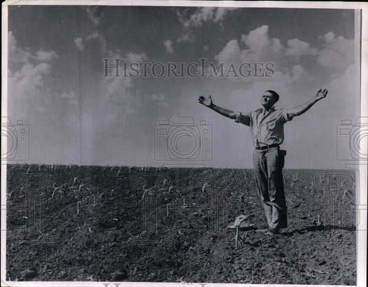1960 Press Photo A despair man during drought in a dry farm - Historic Images