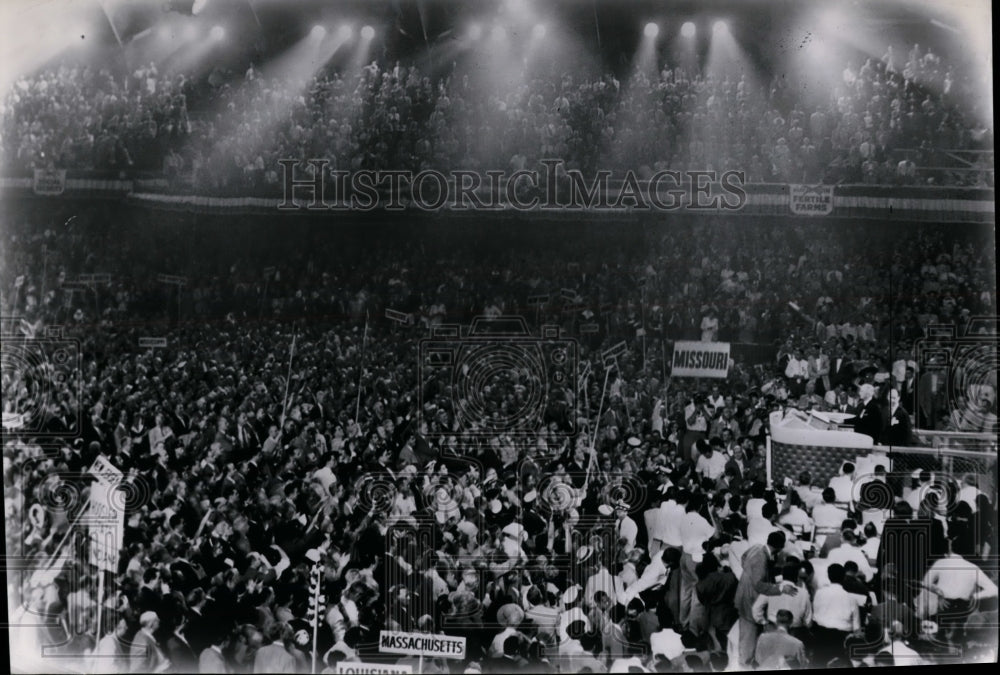 1966 Press Photo Spotlight play on jam packed National Democratic convention - Historic Images