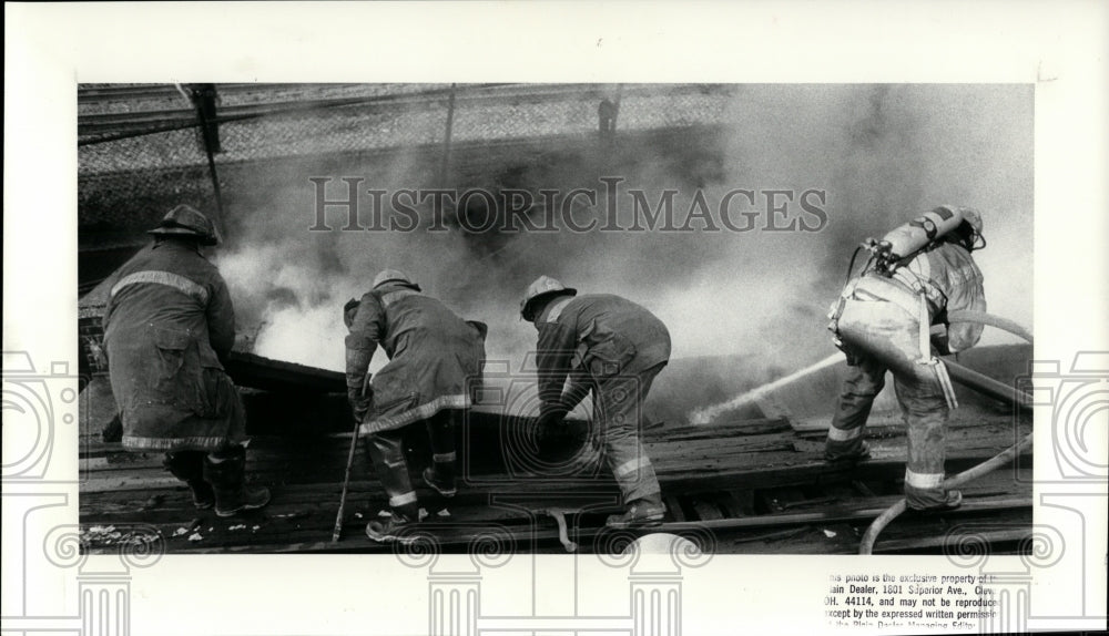 1988 Press Photo Fire on 36th between Superior and St. Claire-Downtown Warehouse - Historic Images