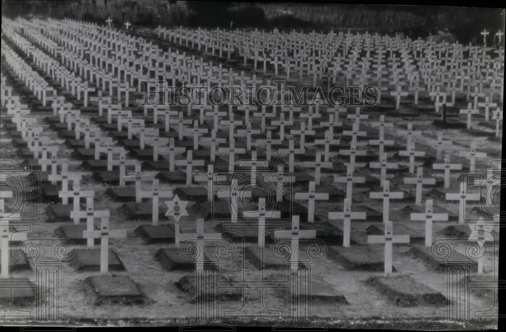 1944 Press Photo Military Cemetery-Anzio Beachhead fighters - Historic Images