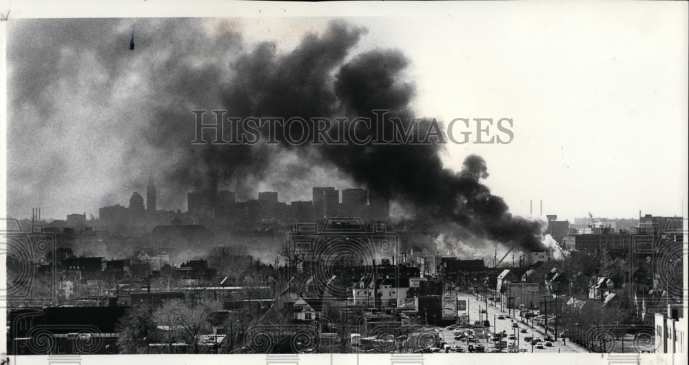 1986 Press Photo E 77th and Carnegie Ohio fire view - Historic Images