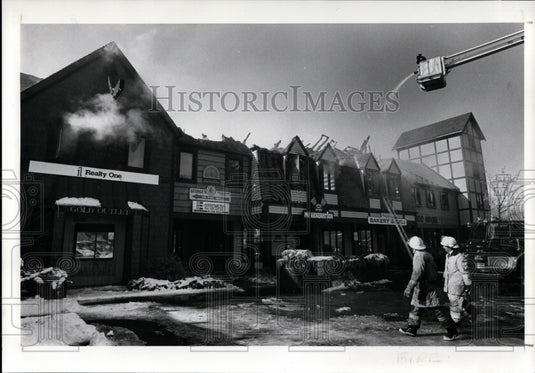 1989 Press Photo Bay Village firemen-Dover Road Shopping Plaza fire - Historic Images