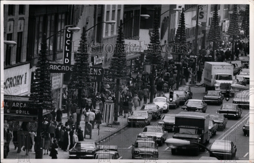 1971 Press Photo Christmas shoppers-Downtown Euclid Ohio - Historic Images