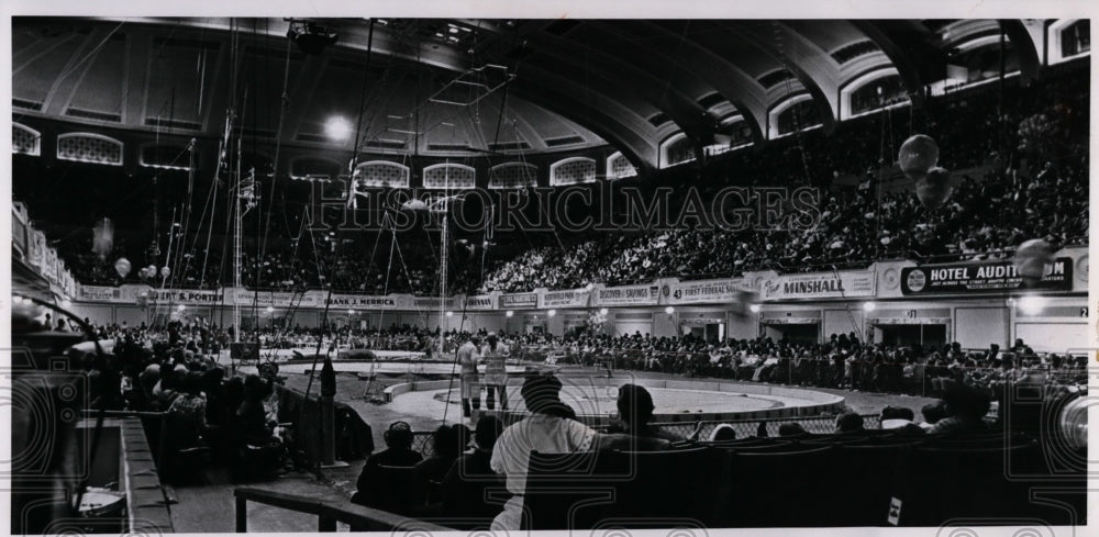 1968 Press Photo Carriers at the circus-Grotto Circus - Historic Images