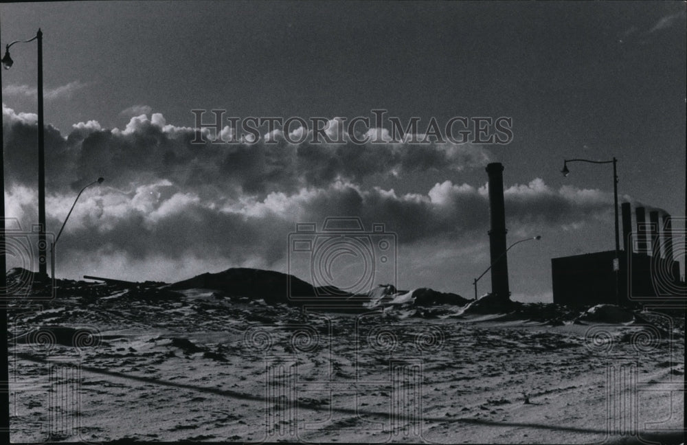 1970 Press Photo CEI Stacks Bellowing-72nd Street at 10:30 AM-air pollution - Historic Images
