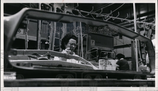 1975 Press Photo Anna D'Alessio, a press operator at Trans Plactics  Inc. - Historic Images