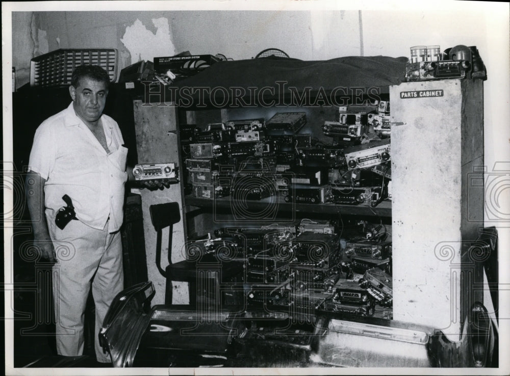 1972 Press Photo Police Lt. John Wonnerth of Parma-examines stollen car radios - Historic Images