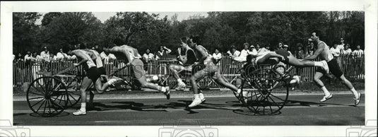 1986 Press Photo Baldwin Wallace College May Day chariot race-Heritage team - Historic Images