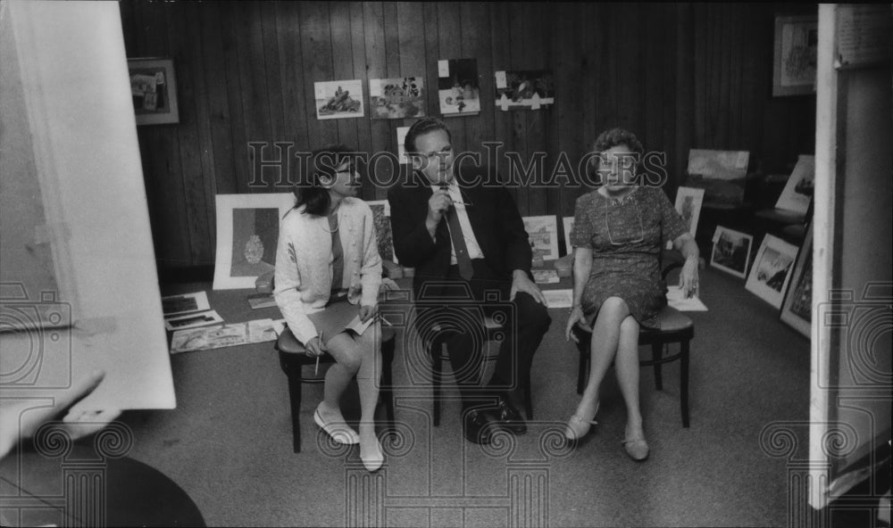 1968 Press Photo Judges for the Calendar &#39;69 art competition - cvo03139 - Historic Images