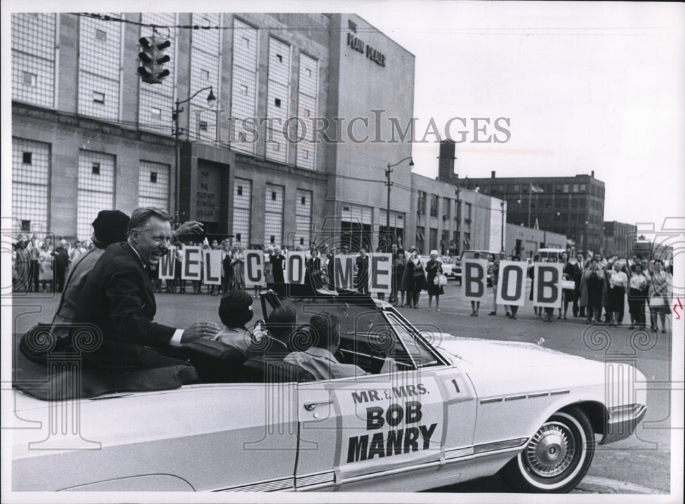 1965 Press Photo Welcome Home-Bob Manry - cvo03242 - Historic Images